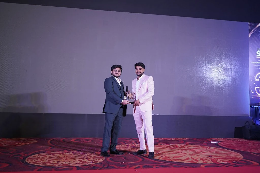 Mujahid Azimabadi presenting a recognition award at the Abhishek International Awards & Recognition