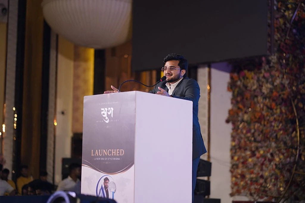 Mujahid Azimabadi addressing the audience from the stage